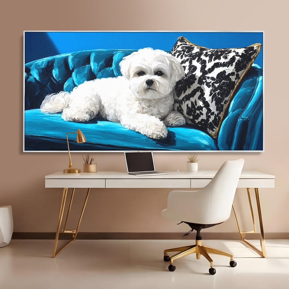 Tablou canvas cu pictura cu bichon alb pe canapea, in rama de aluminiu argintiu, pe perete intr-un birou